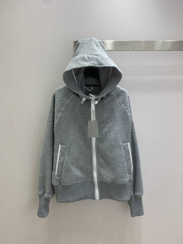 Highly recommend the Canada Goose 2025 new hooded fluffy coat! It's super styli