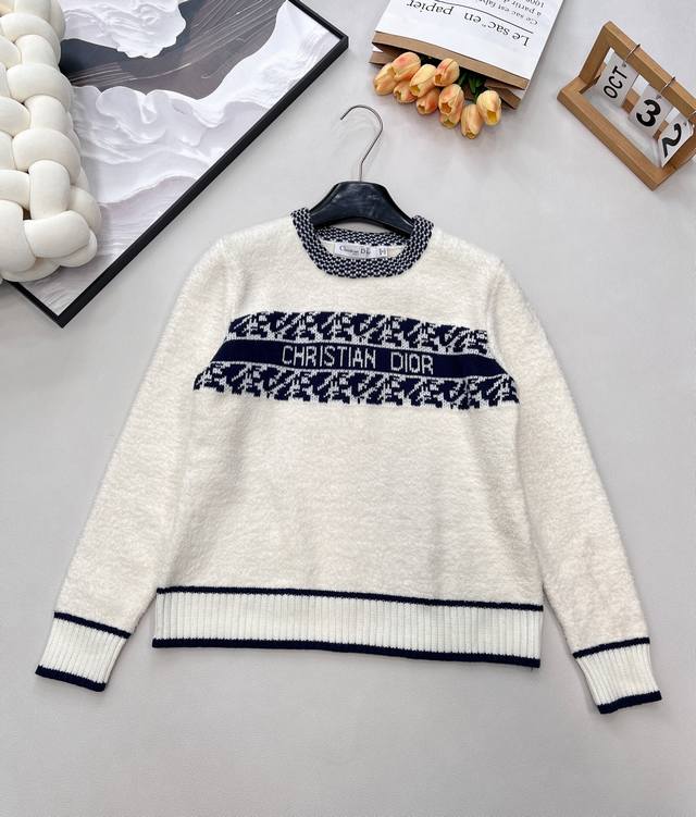 Dior Fall/Winter 2025 wool knit sweater. Main colors are white and navy blue wi