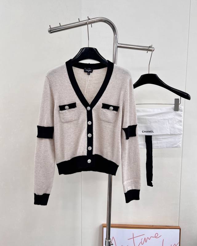 Chanel 2025 New Black and White Color-Blocked Pocket V-Neck Knit Cardigan, made