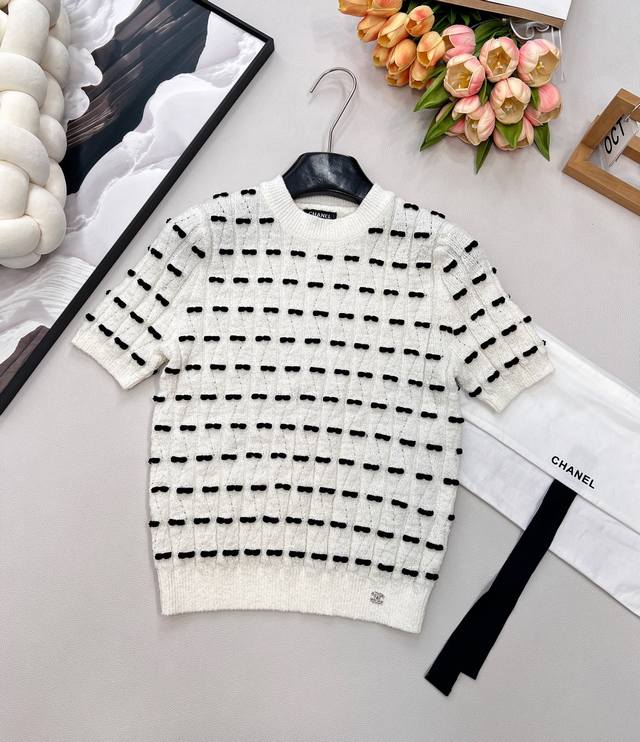 Chanel 2025 New Bow-Tie Knit Short-Sleeve Top. Made with custom Yb wool yarn, th
