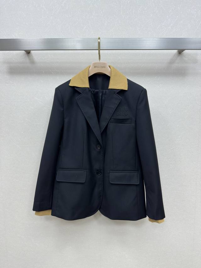 Miumi *26Ss New Suit Jacket with eye-catching embroidered logo on the chest. The