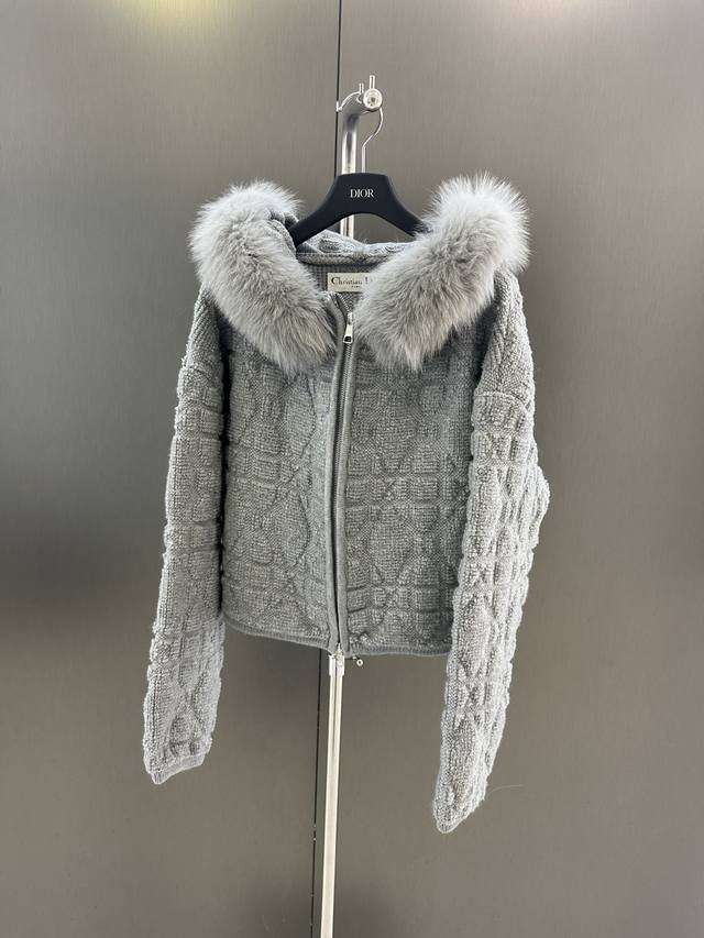 Dior Fall/Winter New Check Knit Sweater Featuring an oversized detachable fox fu