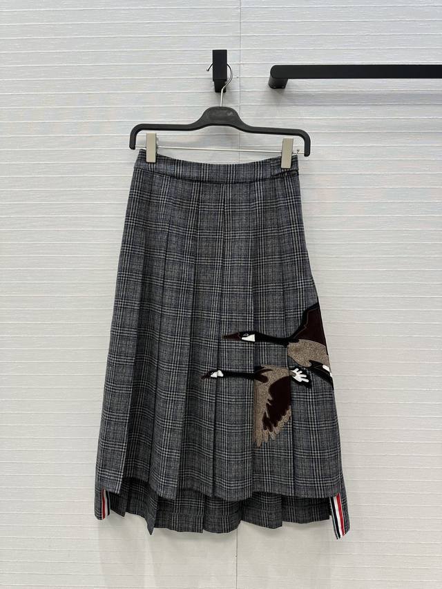 Highly recommend Tho* Brow*25's early autumn new arrival! A long plaid midi ski