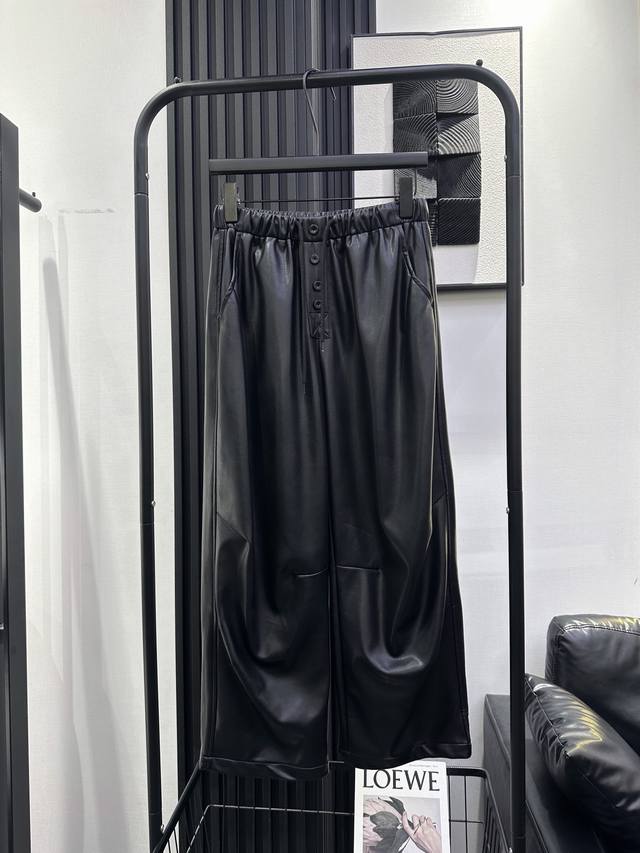 Bottega Veneta - Autumn/Winter New Simple Drawstring Cropped Protein Leather Pan