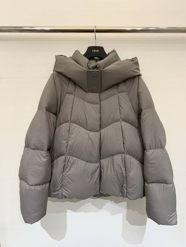 Jilsander Fall/Winter 2025 New Arrival: Low-saturation Short Hooded Down Jacket.