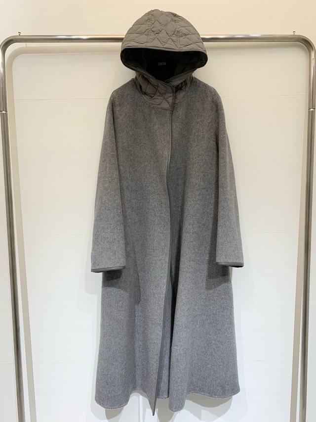 Hermes Fall/Winter 2025 New Sheepskin-Trimmed Hooded Wool Coat with Belt Design,