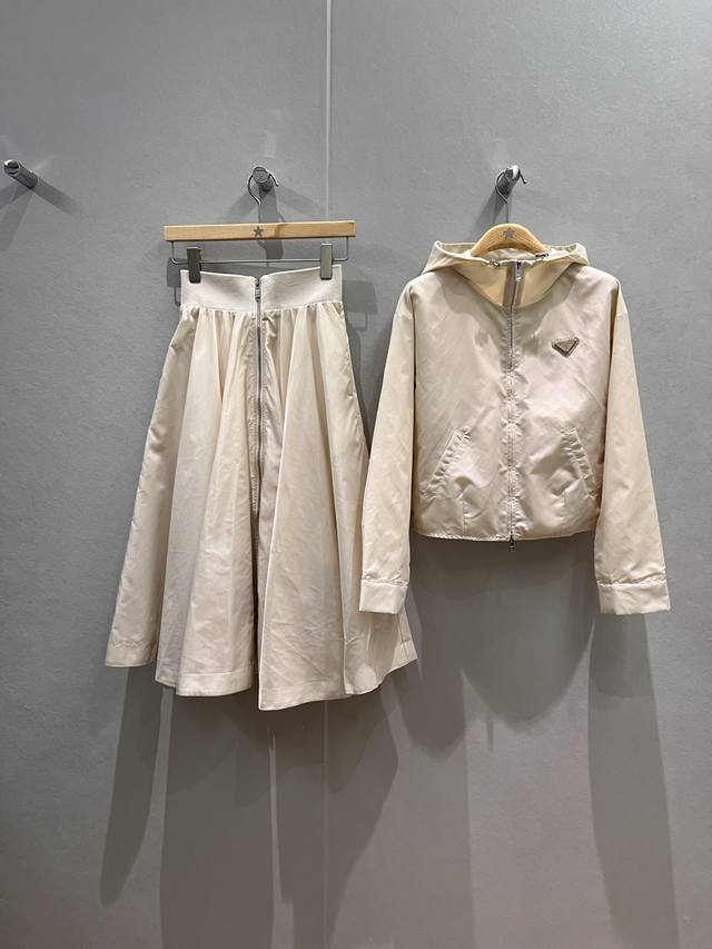 New Arrival Recommendation: Triangle Logo Decorated Nylon Hooded Jacket, Ribbed