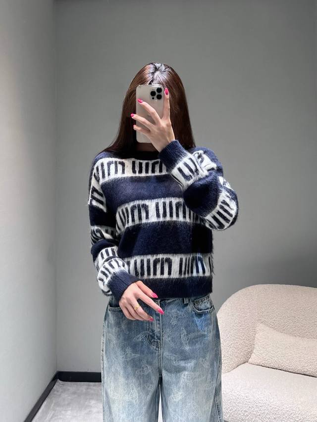 Miu*2025Fw Autumn/Winter Ready-to-Wear Collection Mohair Letter Sweater. Made wi
