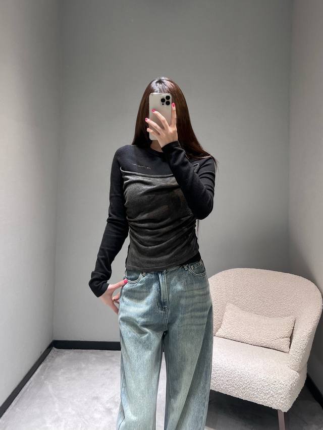 2025Fw High-End Ready-to-Wear Collection: Pleated Long-Sleeved Top. A simple, ba