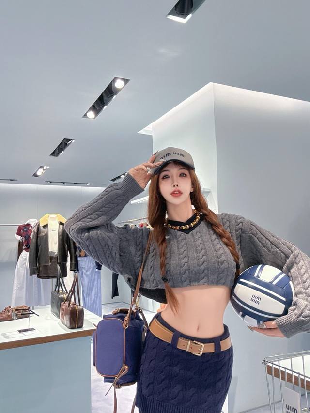 Miumi* 25Fw Autumn/Winter New Cable Knit Thick V-Neck Short Sweater | Exclusive