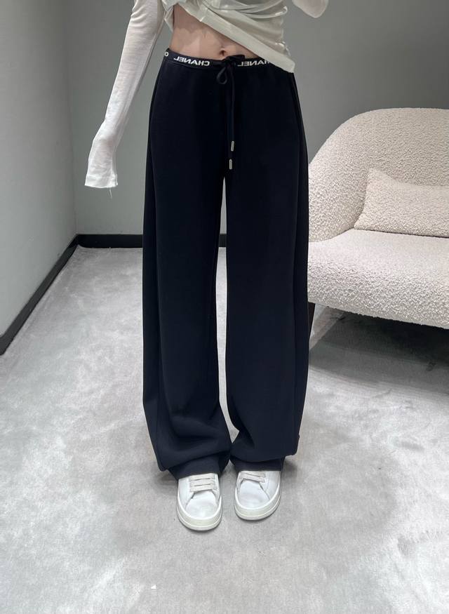 Chan*1 The 2025 ready-to-wear collection features a logo letter webbing embellis