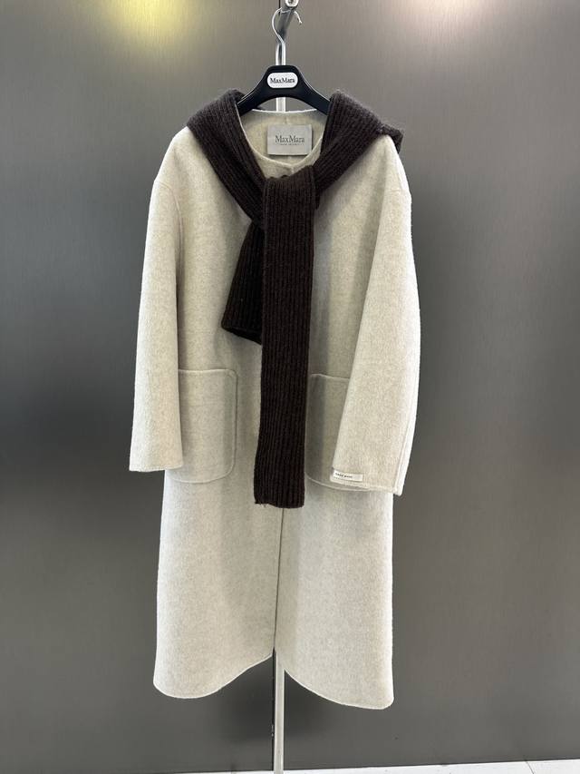 Maxmara Autumn/Winter New Wool Coat, Sheep Wool Blend, Paired with Knitted Scarf