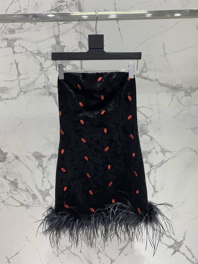 A Gorgeous Choice: Red Lip 3D Embroidered Strapless Dress This red lip 3D embroi