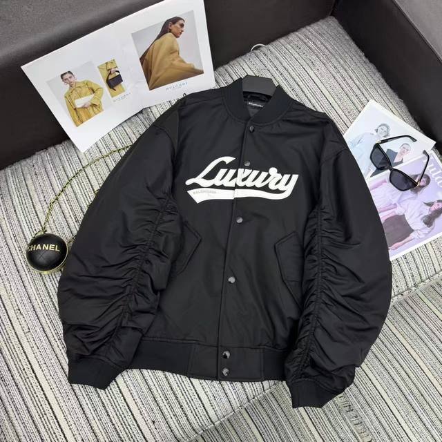 Highly recommend Balenciaga's 2025 Fall/Winter new retro bomber jacket with let