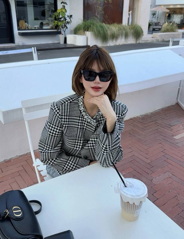 A Retro Romance Across Time | Self-portrait Early Autumn This early autumn, I w