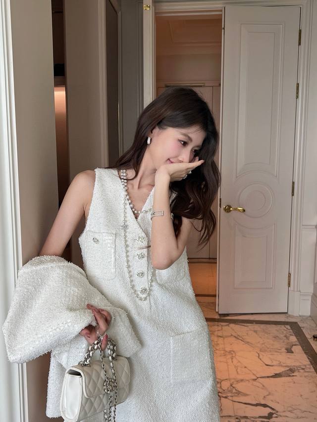 25 Chanel's hottest perfect match: a white Chanel jacket #Simple yet sophisticat