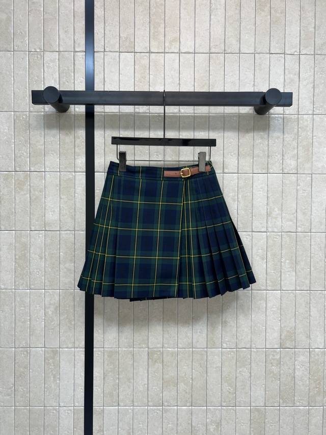 25 Autumn/Winter New Green Plaid Pleated Mini Skirt The dark green color paired