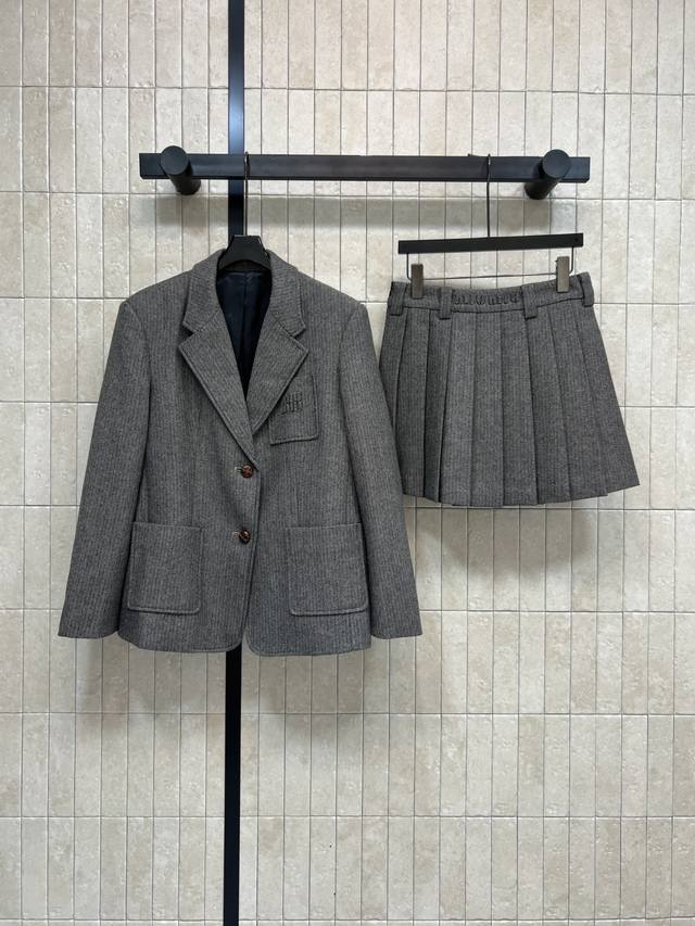 25 Autumn/Winter New Gray Herringbone Wool Suit with Lapel Jacket + Pleated Skir
