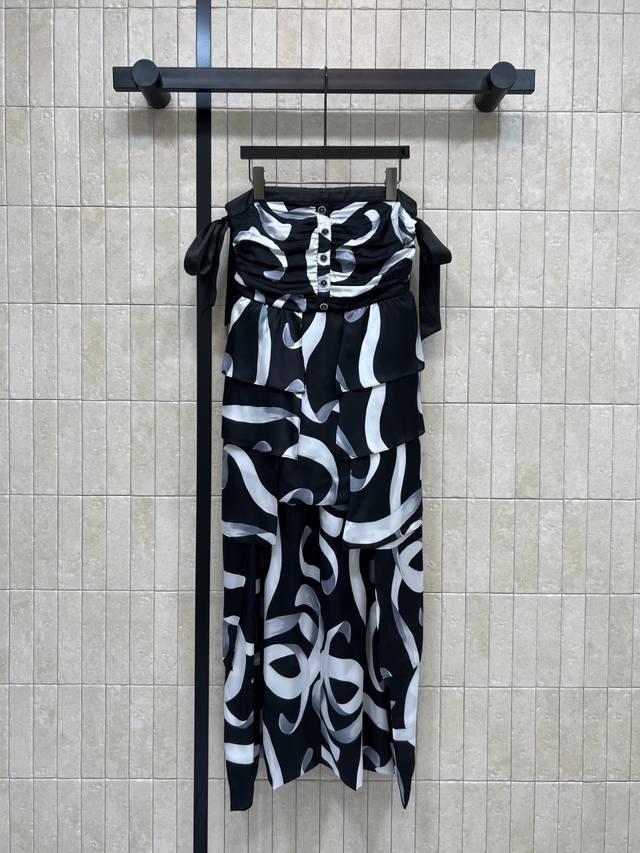 Chanel's 2025 Autumn/Winter New Ink-Painted Strapless Dress. The strapless desi