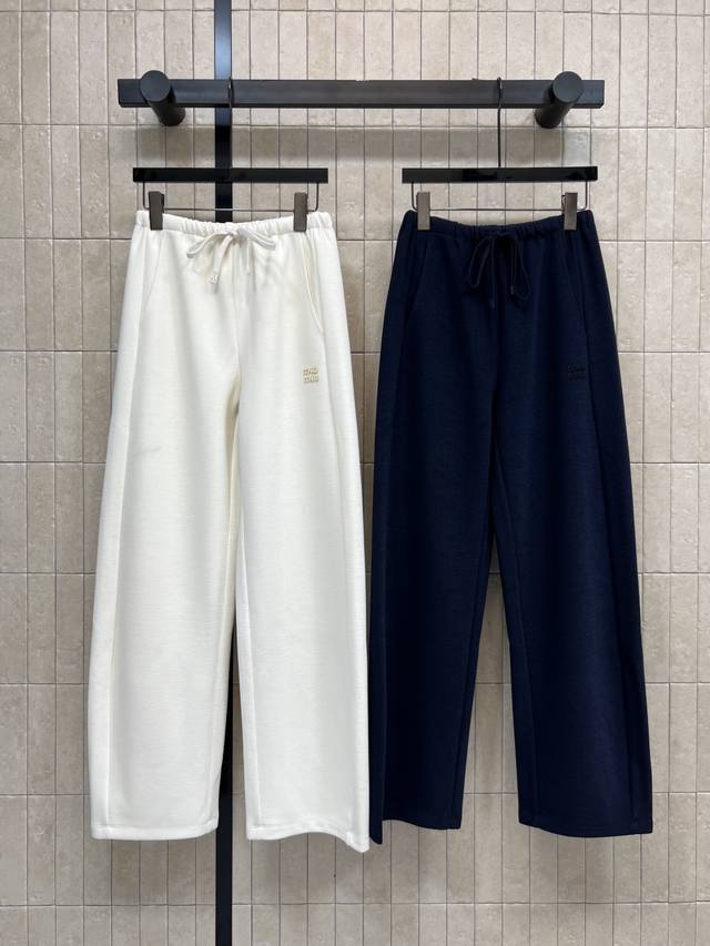 Miu's Fall/Winter 2025 new minimalist wide-leg pants have a crisp and stylish si
