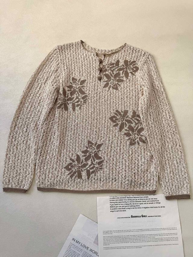 Full of French style with an effortlessly chic vibe... This loose-fitting, openw