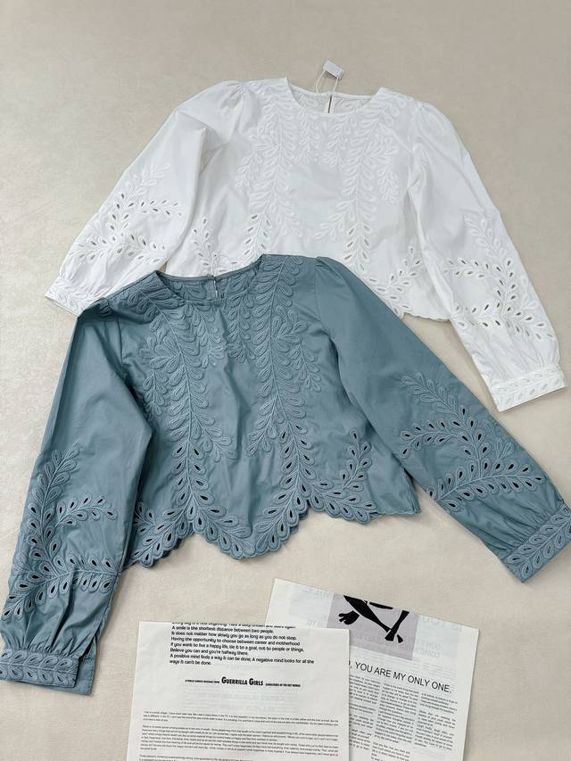 Small, exquisite, and full of beauty... A short-sleeved shirt with vine embroide