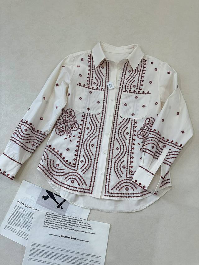 Incorporating retro romance into a modern wardrobe... Court-style color scheme