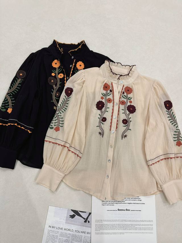 I have no resistance to this kind of retro blouse... This lace-trimmed stand-up