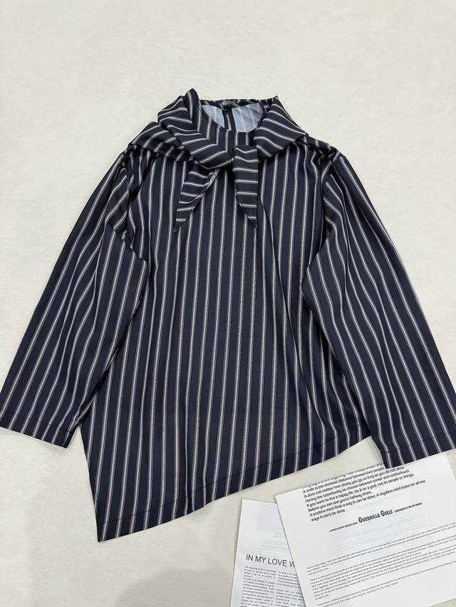 Captivating at first sight... New arrival: Irregular striped top with detachabl