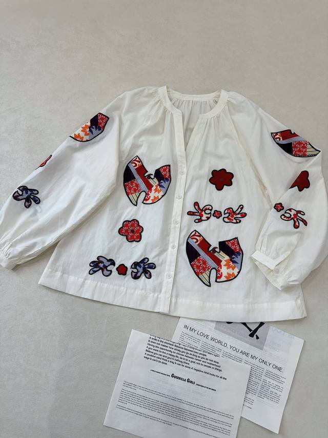 A little playful, a little cute! V-neck design, fun appliqu