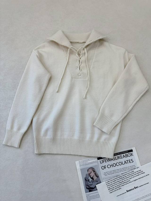 The gentle feel of autumn and winter comes from this soft, milky sweater... Isa