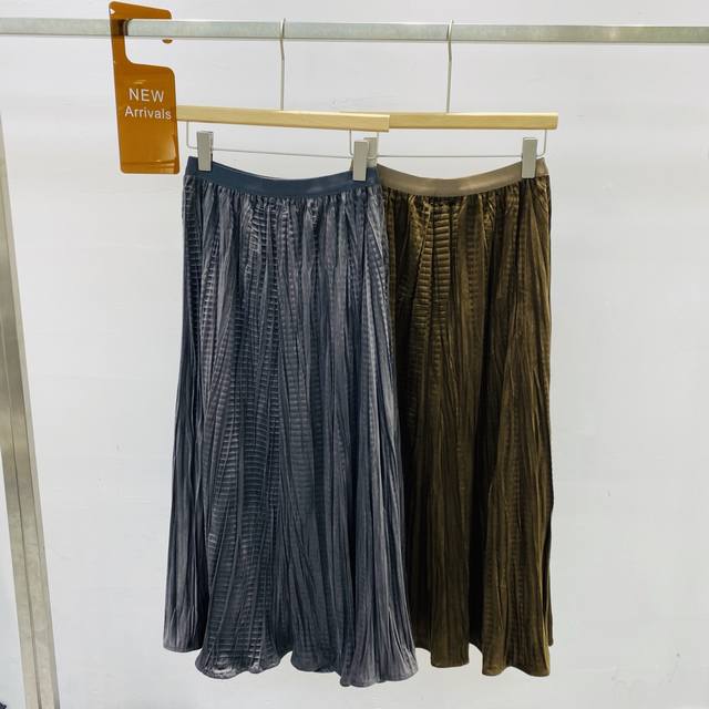 New Niche Elegant and Versatile High-Waisted Slimming Pleated Velvet Midi Skirt