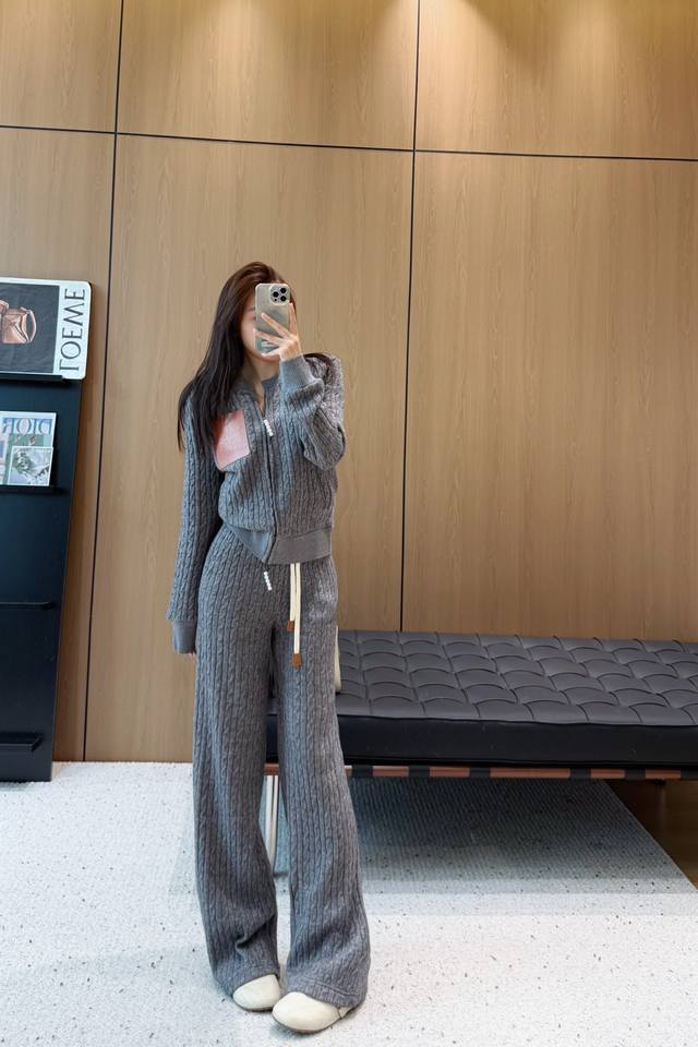 25 Autumn/Winter New Round Neck Cable Knit Sweater Set, looks good on everyone!