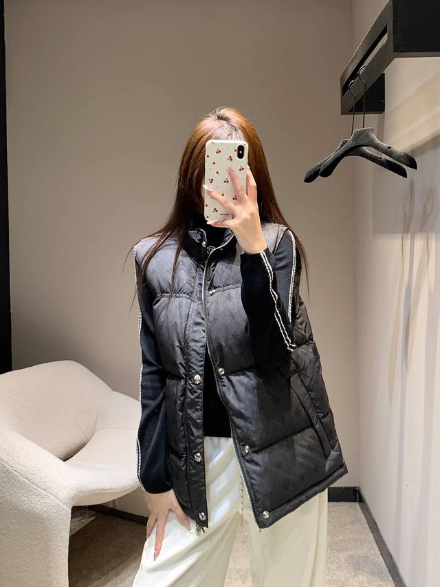 25Fw Autumn/Winter New Cross Print Down Vest, each button engraved with the clas