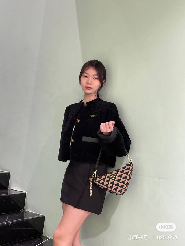 25 Prada New Fur Lambswool Crew Neck Coat Autumn/Winter Collection PD New Lambsw