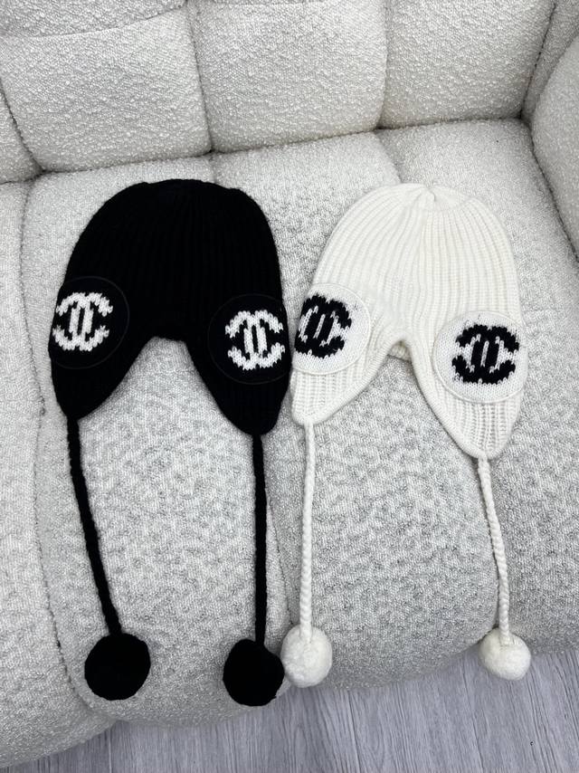Chane* Pom-pom Ski Hat Made of fine cashmere blend silk material The knitted hat