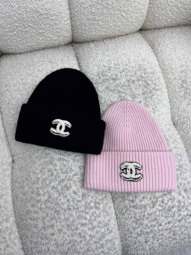 Chane*Logo Knitted Beanie Made with fine cashmere knitted fabric Featuring contr