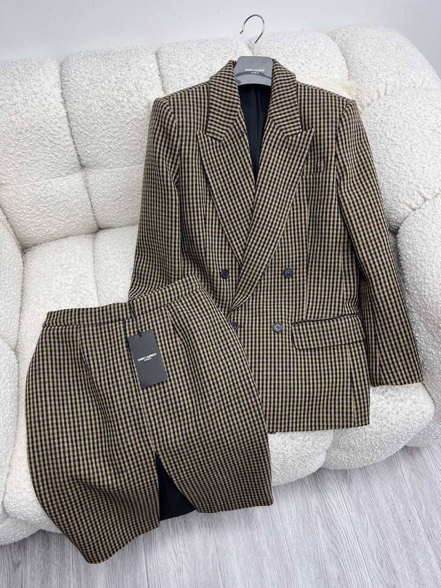 Hot Item * Plaid Slit Skirt Set Made of wool blend fabric Classic high-waisted p