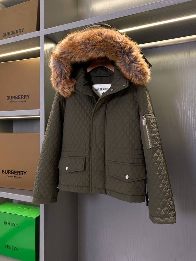 Burberry 2025 Fall/Winter New Quilted Fur-lined Hooded Coat is now available! So