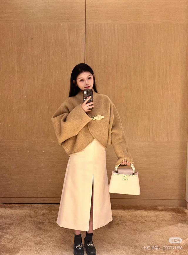 Louis*Lv's new custom teddy fleece fabric, letter logo buckle metal hardware, le