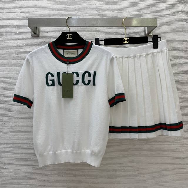 Gucc* New Red and Green Color-Blocked Stylish Knit Set! Features a slim-fit, str