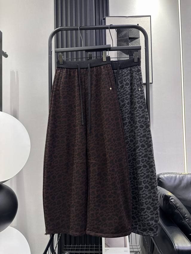 Qoy - New Color Block Leopard Print Fleece-Lined Sweatpants. The fabric has a go