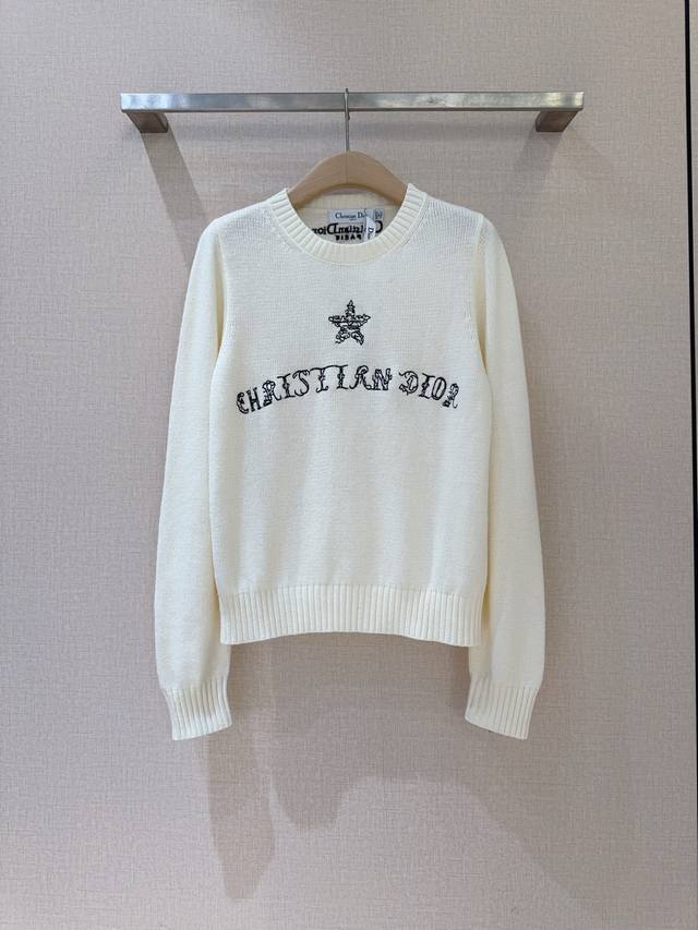 D's Fall/Winter 2025 New Arrival features a crew neck design with ribbed knit de