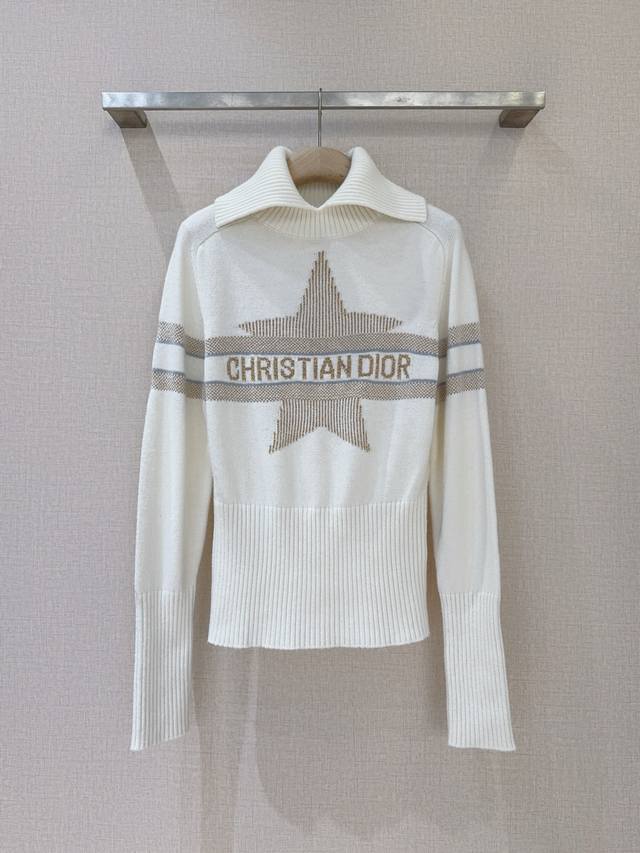 D New Recommendation for Long-Sleeved Sweaters This high-neck knit sweater featu