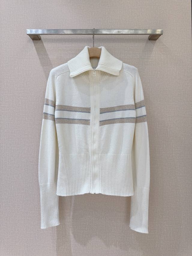 D New Recommendation for Long-Sleeved Sweaters Features a high-neck, turn-down c