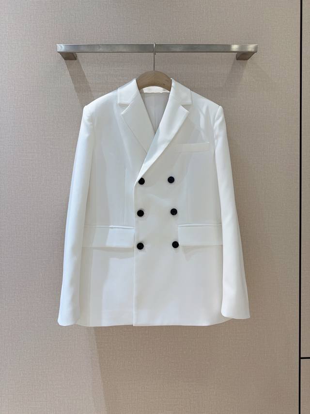Di*O*R New Arrival Recommendation... Pure white double-breasted suit, made of 10