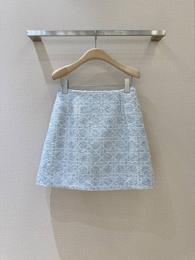 New arrivals from D brand! A retro classic plaid midi skirt, made of a comforta