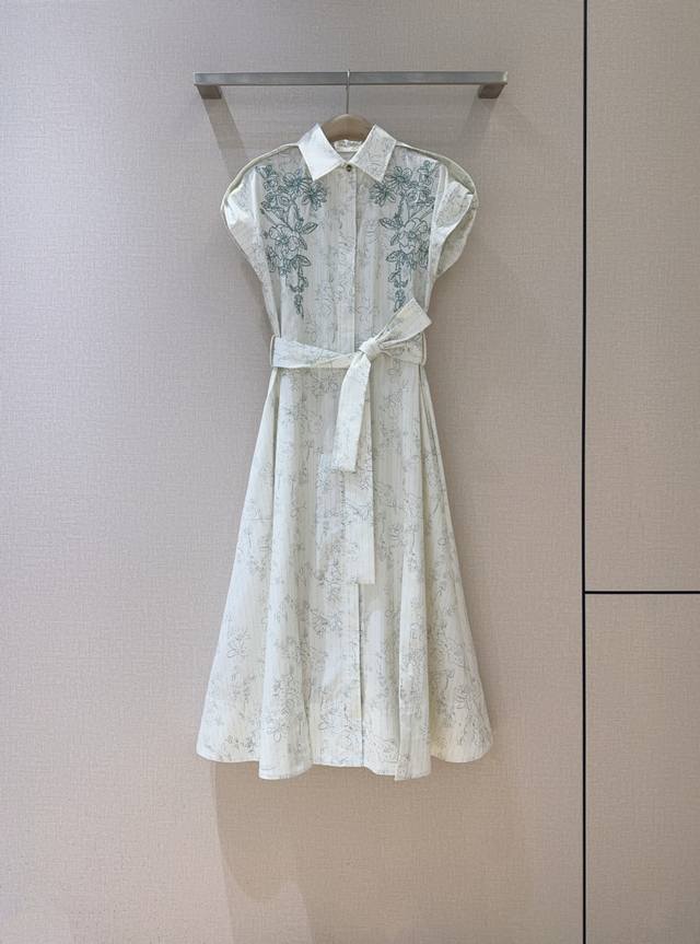 Dere is made of pure cotton with a retro blue-green floral embroidery technique.