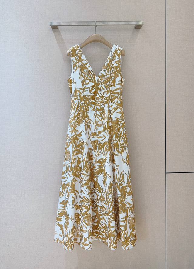 Brunello Cucine*L*L*I 25New Featuring a V-neck design that accentuates elegant l