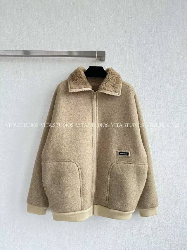 Hot Item In Stock Lambswool Coat Made of wool-polyester blend fabric, combining